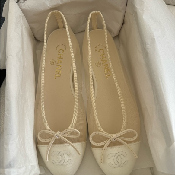 CHANEL Cream and Ivory Cap-Toe Ballet Flats - Picture 3 of 12